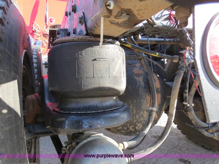 image for item B2310 2003 Kenworth T600 semi truck