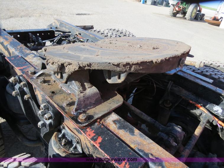 image for item B2310 2003 Kenworth T600 semi truck