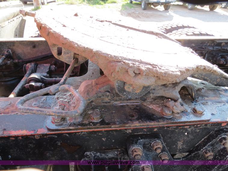 image for item B2310 2003 Kenworth T600 semi truck