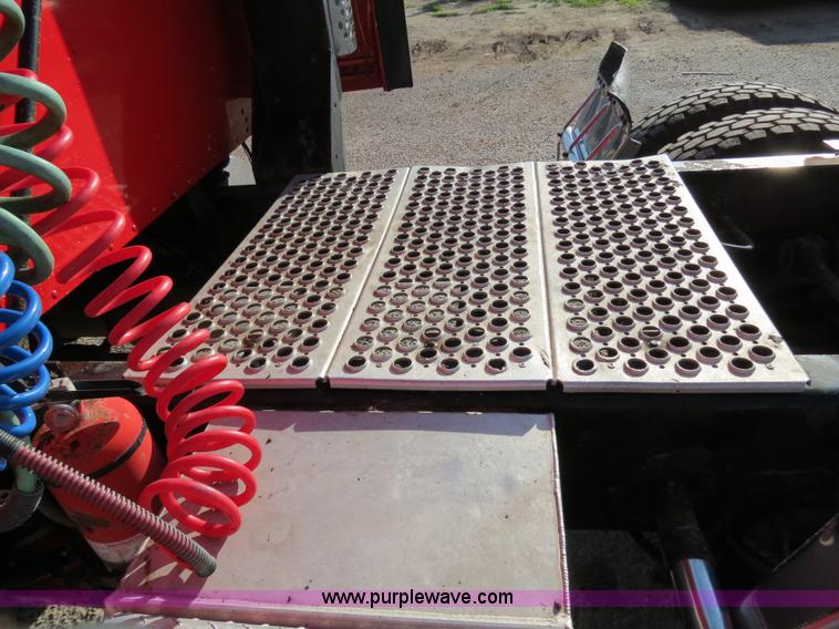 image for item B2310 2003 Kenworth T600 semi truck