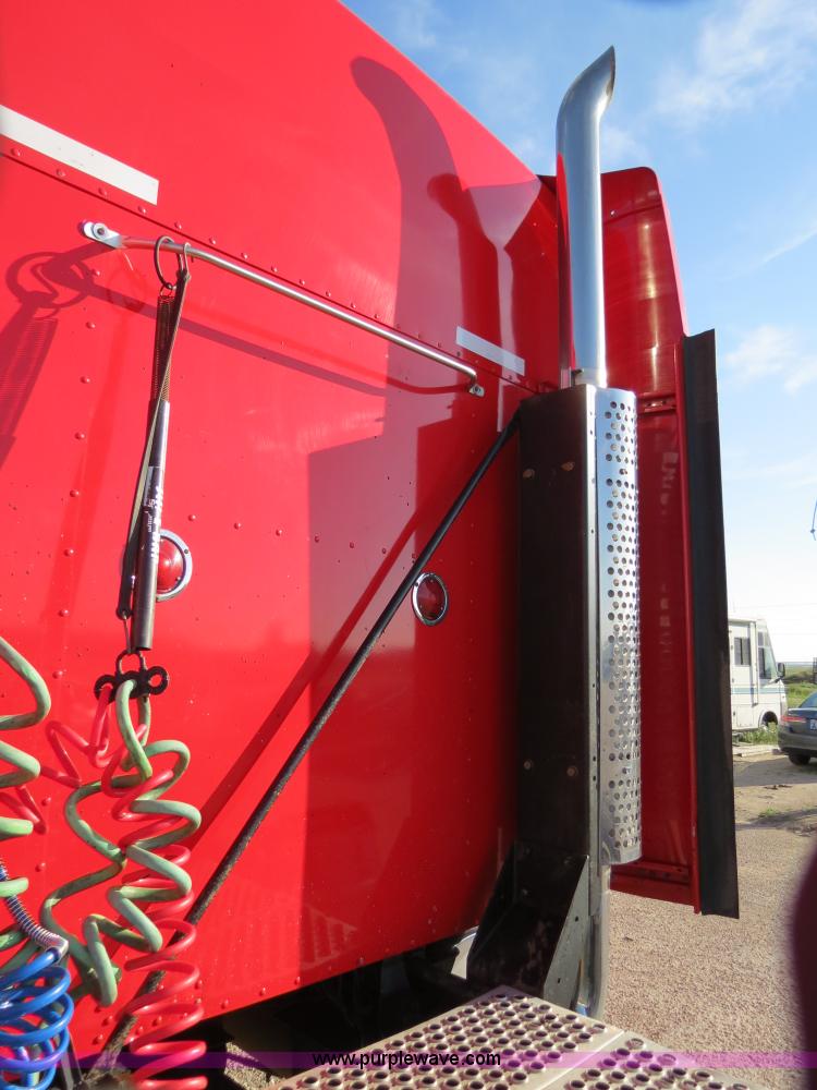 image for item B2310 2003 Kenworth T600 semi truck