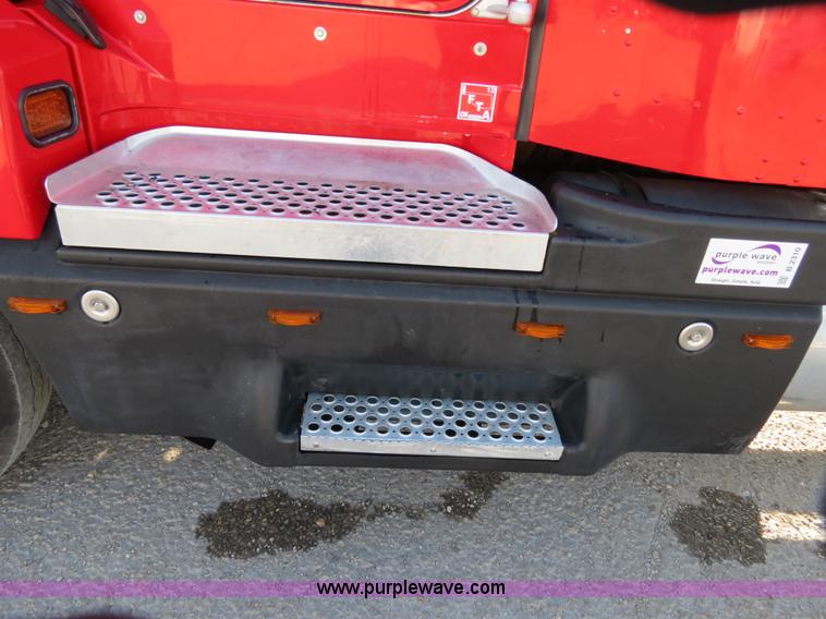 image for item B2310 2003 Kenworth T600 semi truck