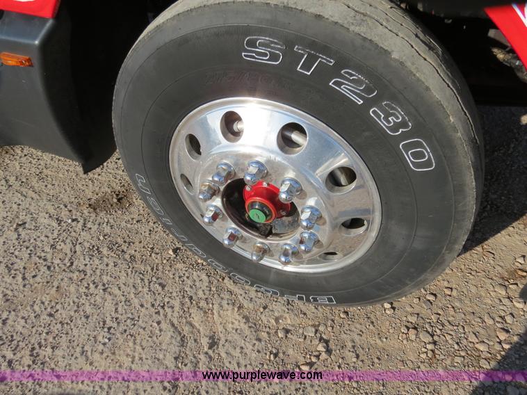 image for item B2310 2003 Kenworth T600 semi truck