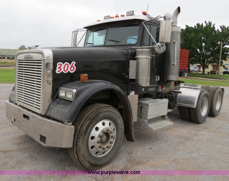 image for item B2316 2001 Freightliner FLD120 semi truck