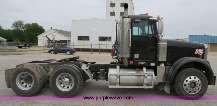 image for item B2316 2001 Freightliner FLD120 semi truck