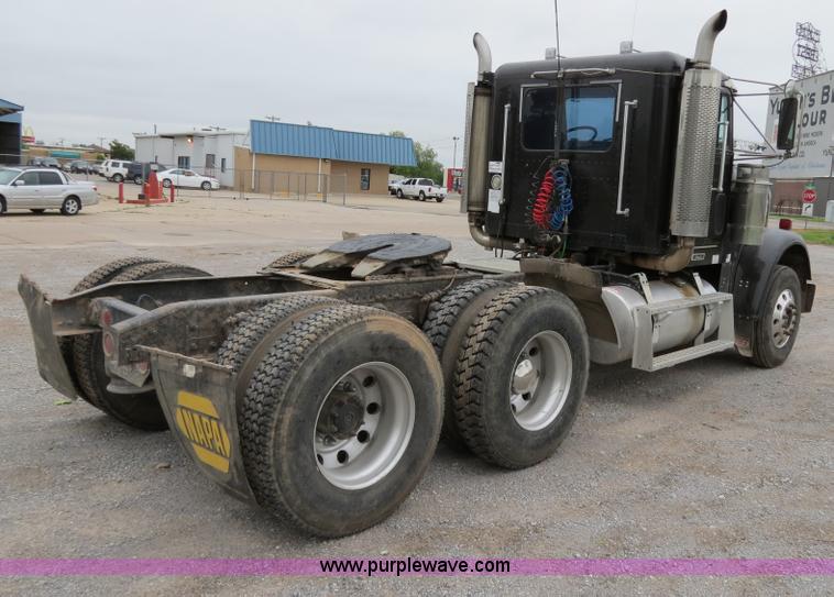 image for item B2316 2001 Freightliner FLD120 semi truck