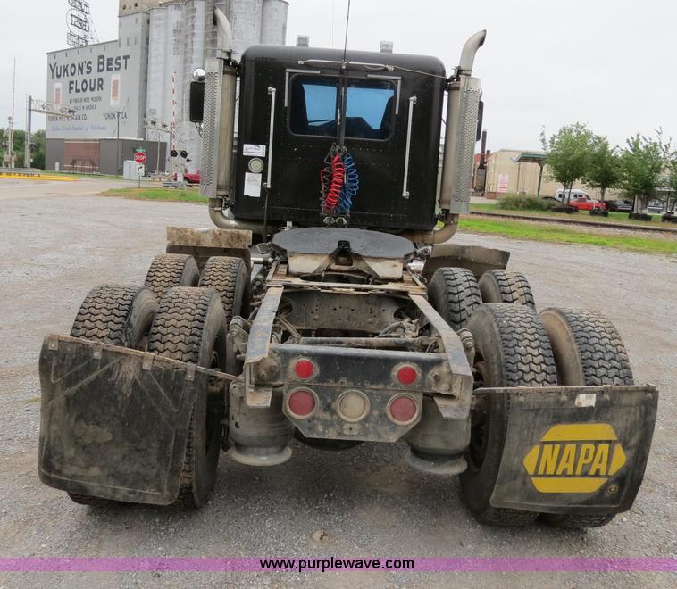 image for item B2316 2001 Freightliner FLD120 semi truck