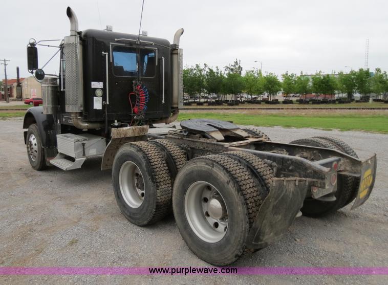 image for item B2316 2001 Freightliner FLD120 semi truck