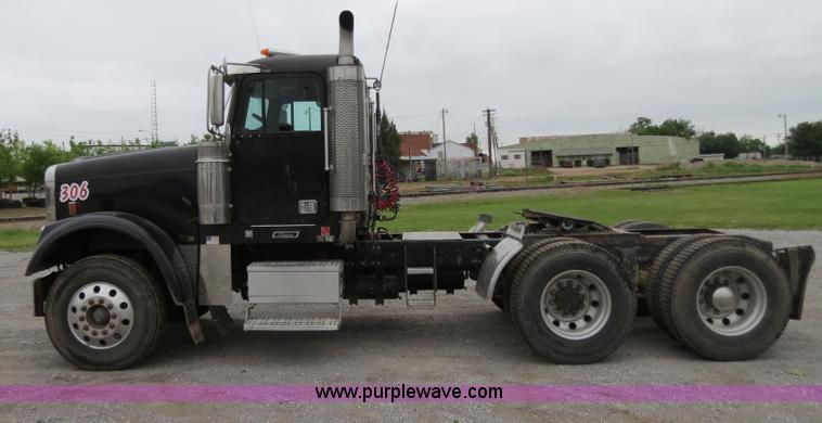 image for item B2316 2001 Freightliner FLD120 semi truck