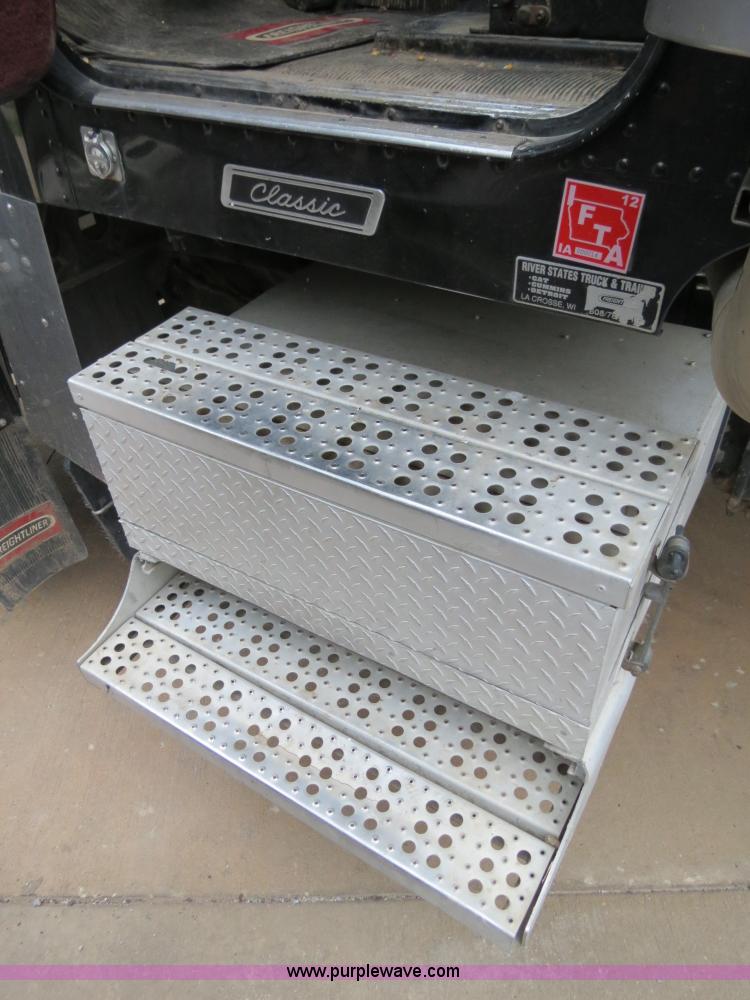 image for item B2316 2001 Freightliner FLD120 semi truck