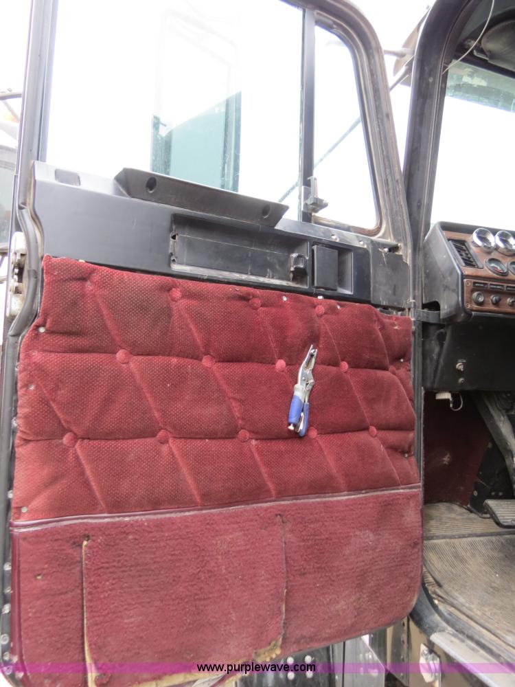 image for item B2316 2001 Freightliner FLD120 semi truck