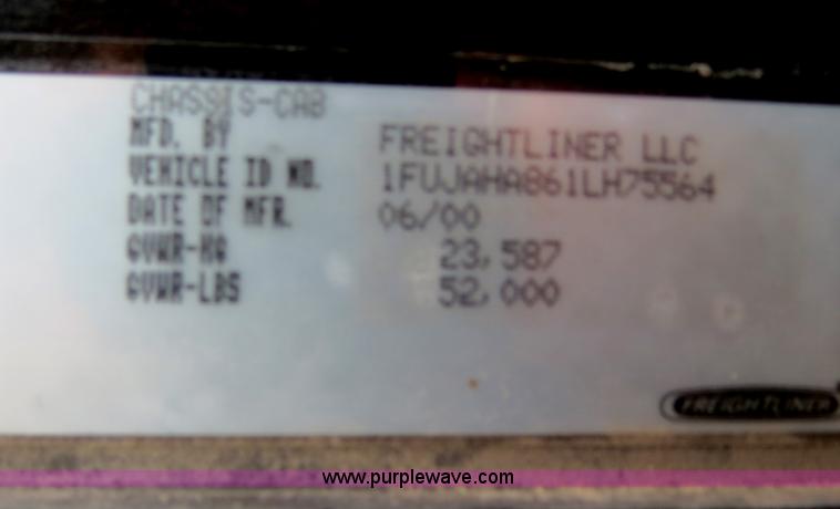 image for item B2316 2001 Freightliner FLD120 semi truck