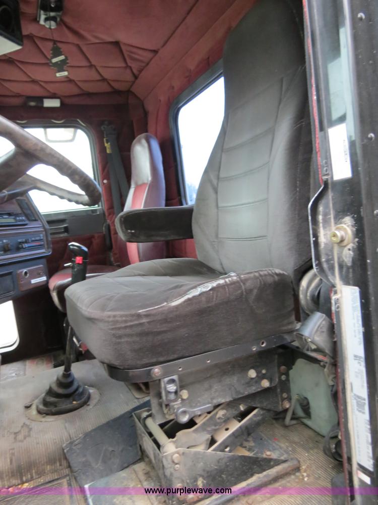 image for item B2316 2001 Freightliner FLD120 semi truck