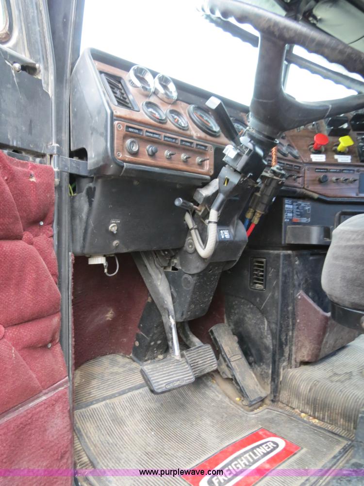 image for item B2316 2001 Freightliner FLD120 semi truck