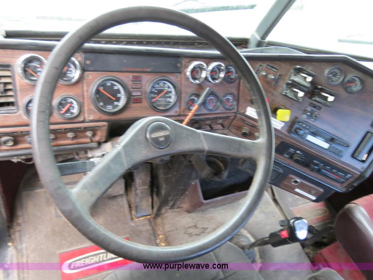 image for item B2316 2001 Freightliner FLD120 semi truck