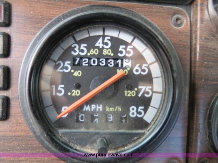 image for item B2316 2001 Freightliner FLD120 semi truck