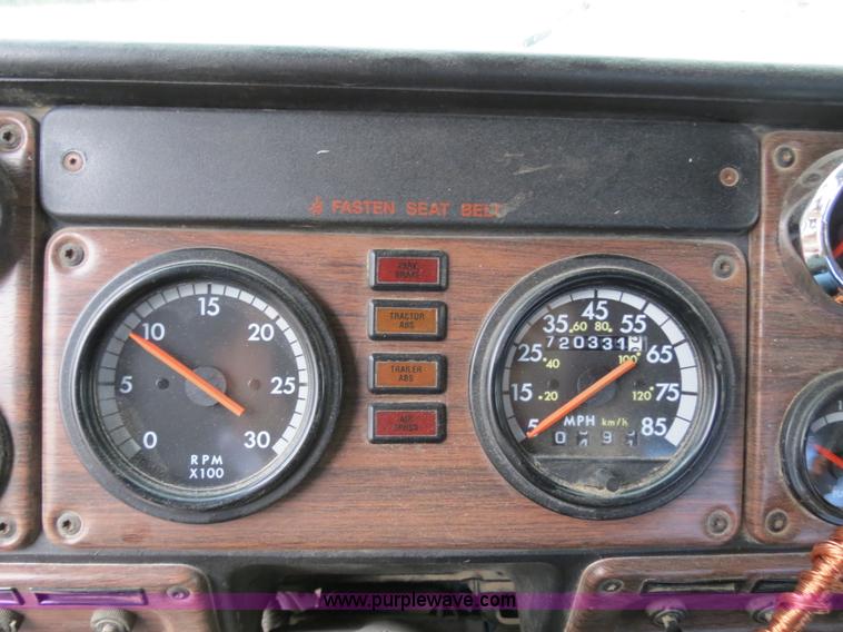 image for item B2316 2001 Freightliner FLD120 semi truck