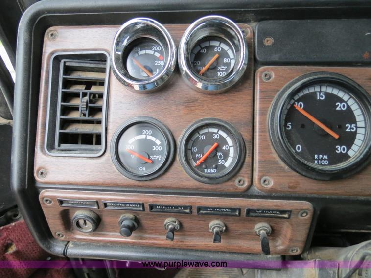 image for item B2316 2001 Freightliner FLD120 semi truck