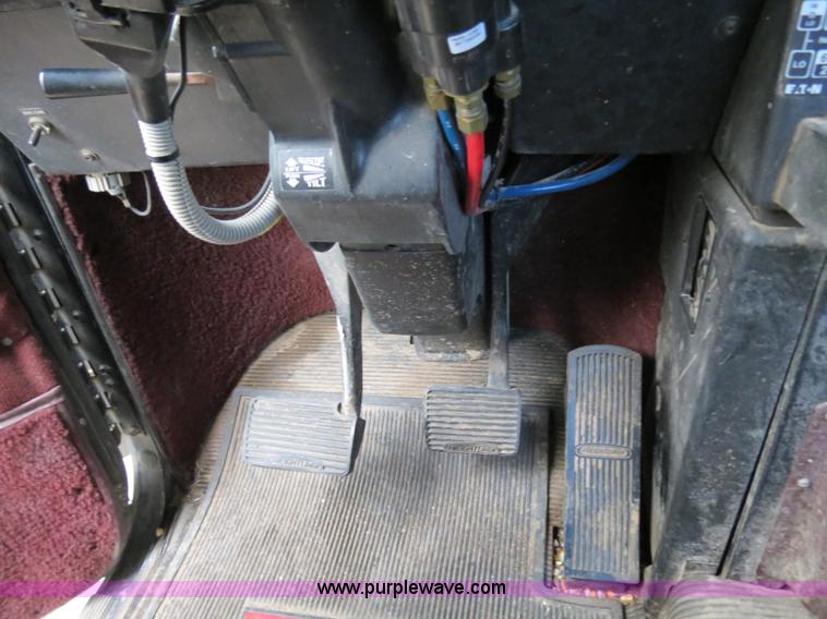 image for item B2316 2001 Freightliner FLD120 semi truck