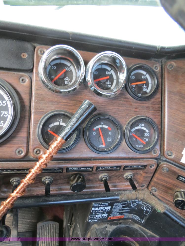 image for item B2316 2001 Freightliner FLD120 semi truck