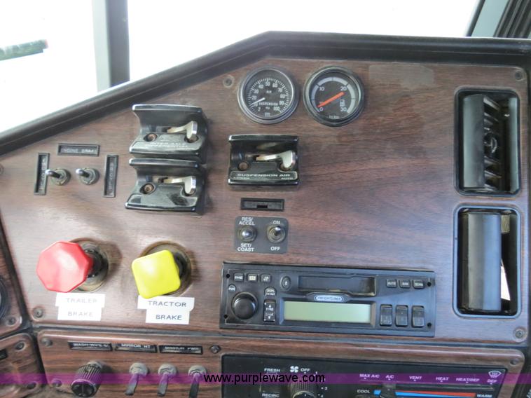 image for item B2316 2001 Freightliner FLD120 semi truck