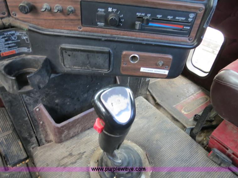 image for item B2316 2001 Freightliner FLD120 semi truck