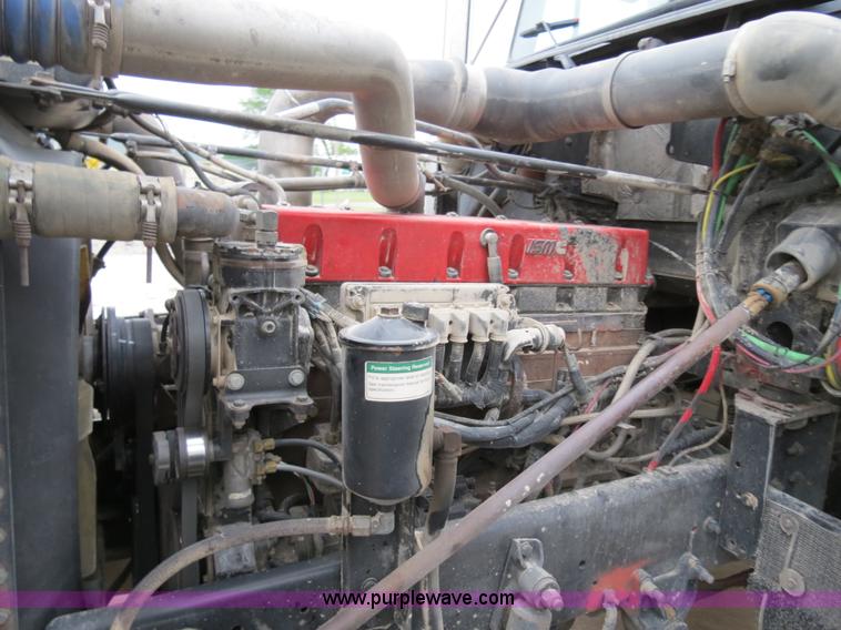 image for item B2316 2001 Freightliner FLD120 semi truck