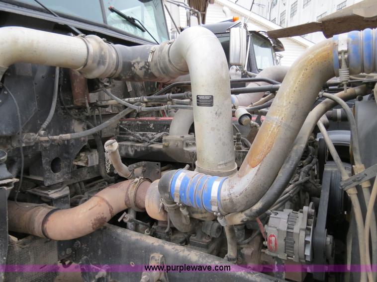 image for item B2316 2001 Freightliner FLD120 semi truck