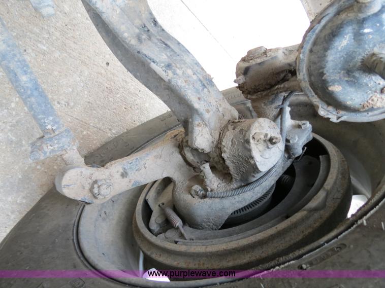 image for item B2316 2001 Freightliner FLD120 semi truck