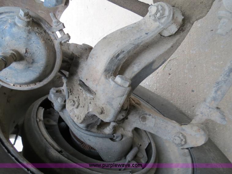 image for item B2316 2001 Freightliner FLD120 semi truck