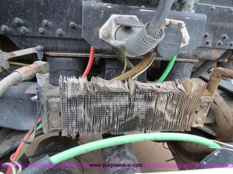 image for item B2316 2001 Freightliner FLD120 semi truck