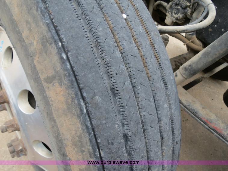 image for item B2316 2001 Freightliner FLD120 semi truck