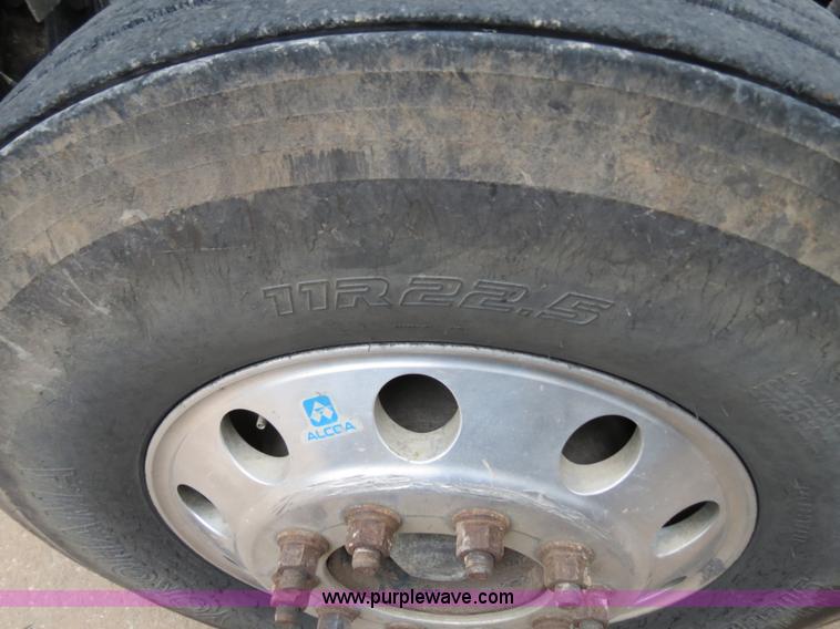 image for item B2316 2001 Freightliner FLD120 semi truck