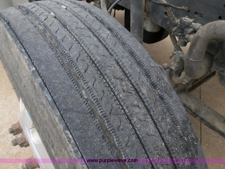 image for item B2316 2001 Freightliner FLD120 semi truck