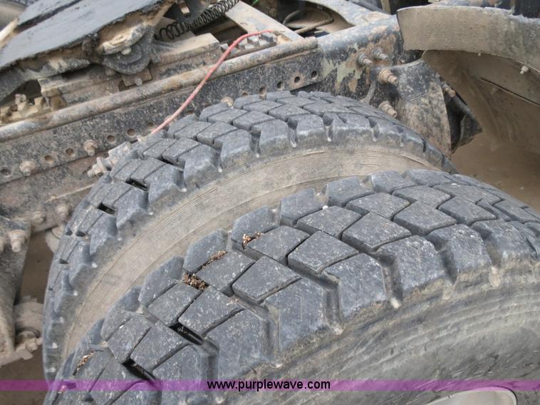 image for item B2316 2001 Freightliner FLD120 semi truck