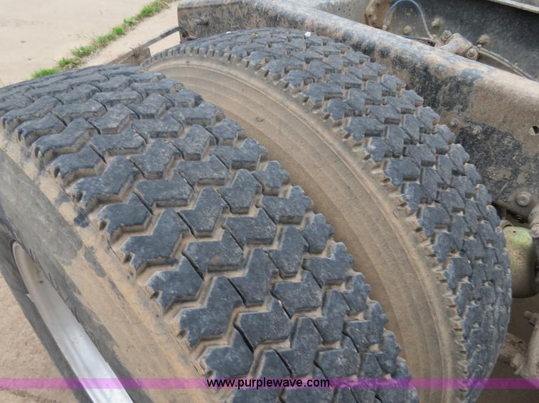 image for item B2316 2001 Freightliner FLD120 semi truck