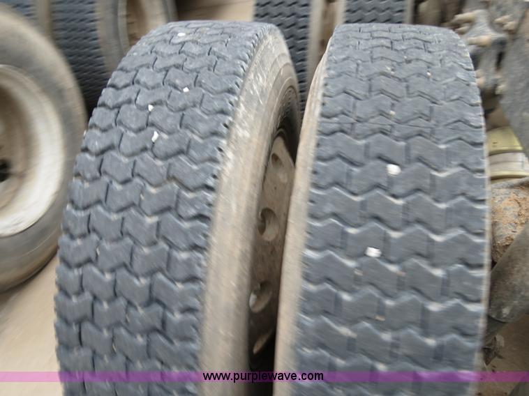 image for item B2316 2001 Freightliner FLD120 semi truck