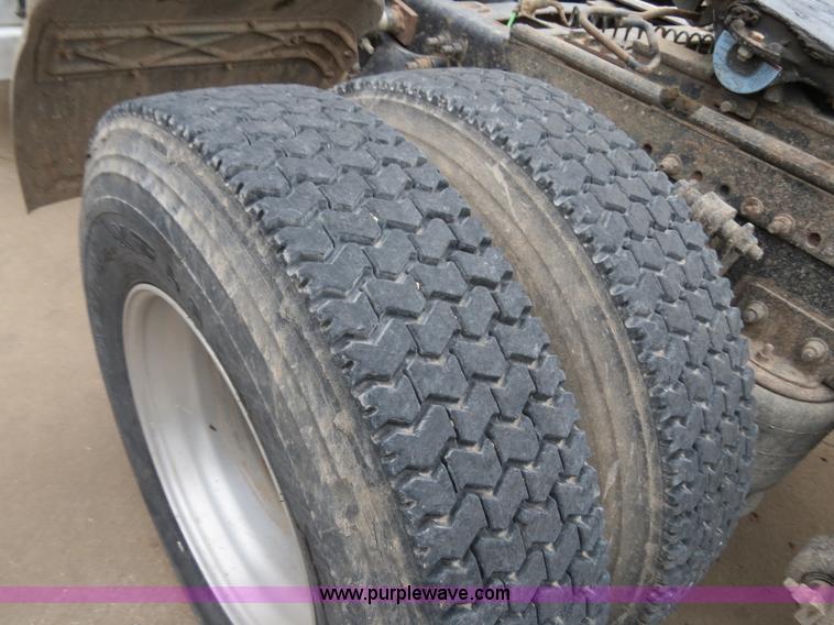 image for item B2316 2001 Freightliner FLD120 semi truck