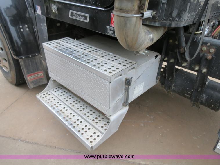 image for item B2316 2001 Freightliner FLD120 semi truck