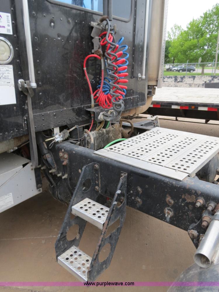 image for item B2316 2001 Freightliner FLD120 semi truck