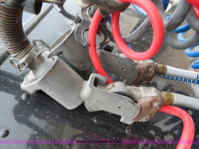 image for item B2316 2001 Freightliner FLD120 semi truck