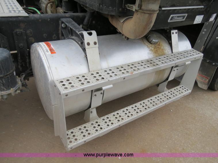 image for item B2316 2001 Freightliner FLD120 semi truck