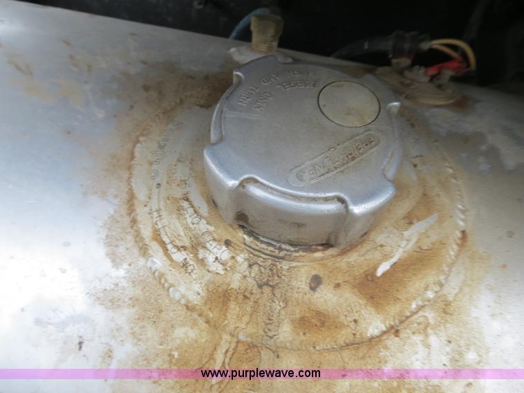 image for item B2316 2001 Freightliner FLD120 semi truck