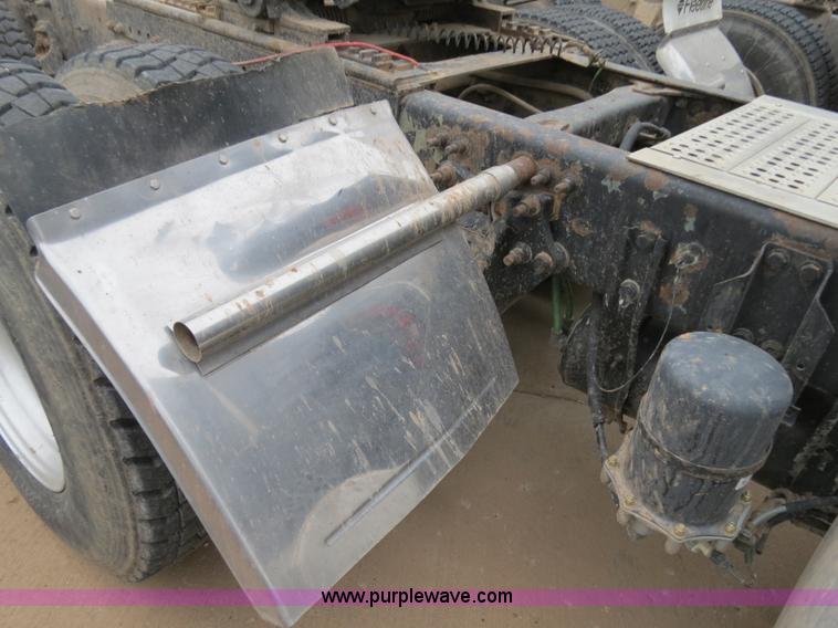 image for item B2316 2001 Freightliner FLD120 semi truck