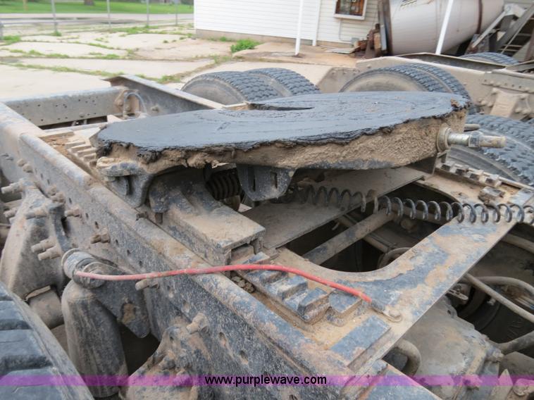 image for item B2316 2001 Freightliner FLD120 semi truck