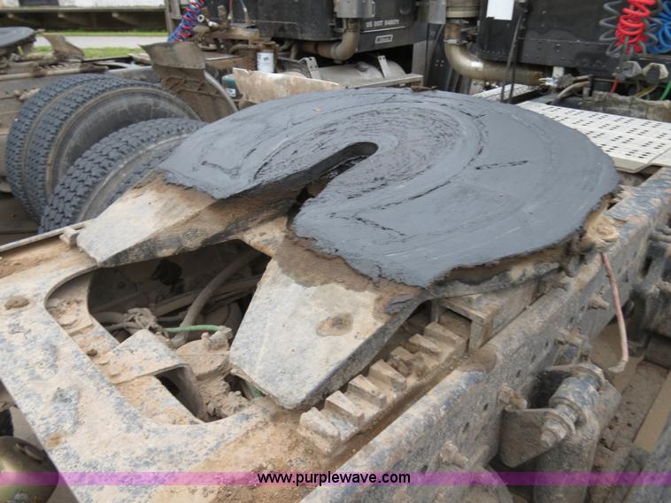 image for item B2316 2001 Freightliner FLD120 semi truck