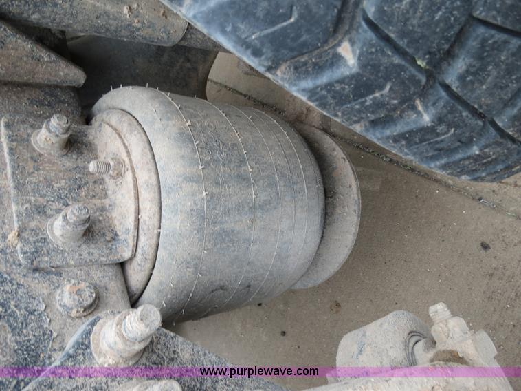 image for item B2316 2001 Freightliner FLD120 semi truck