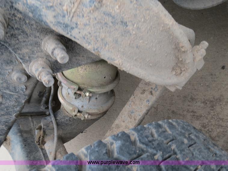 image for item B2316 2001 Freightliner FLD120 semi truck