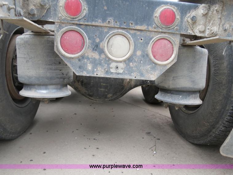 image for item B2316 2001 Freightliner FLD120 semi truck