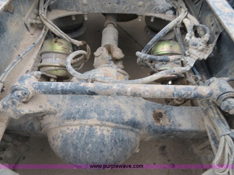 image for item B2316 2001 Freightliner FLD120 semi truck